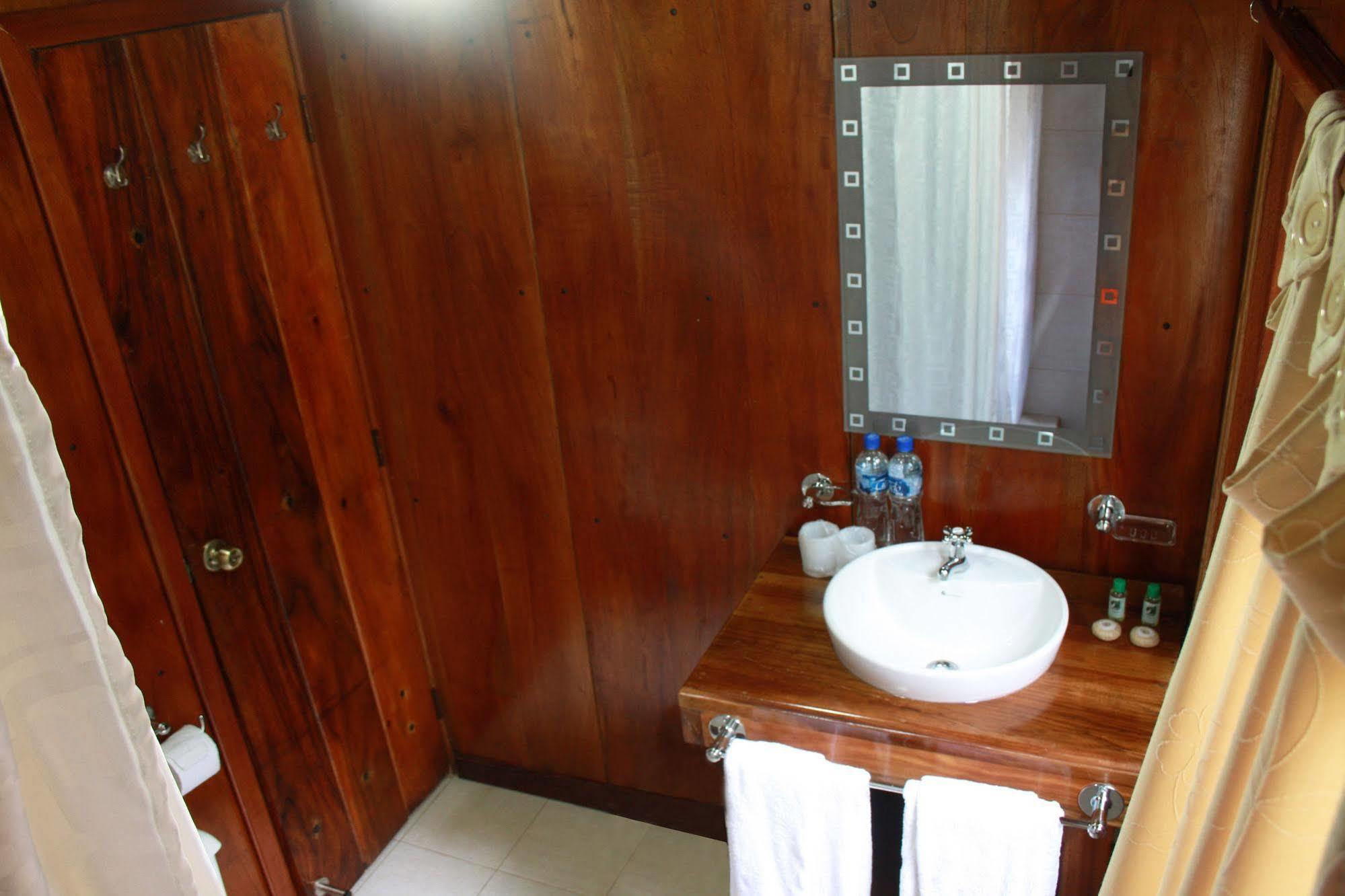 The Wooden House Hotel Puerto Villamil Kültér fotó