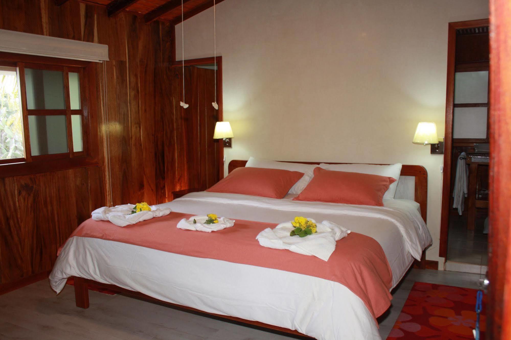 The Wooden House Hotel Puerto Villamil Kültér fotó